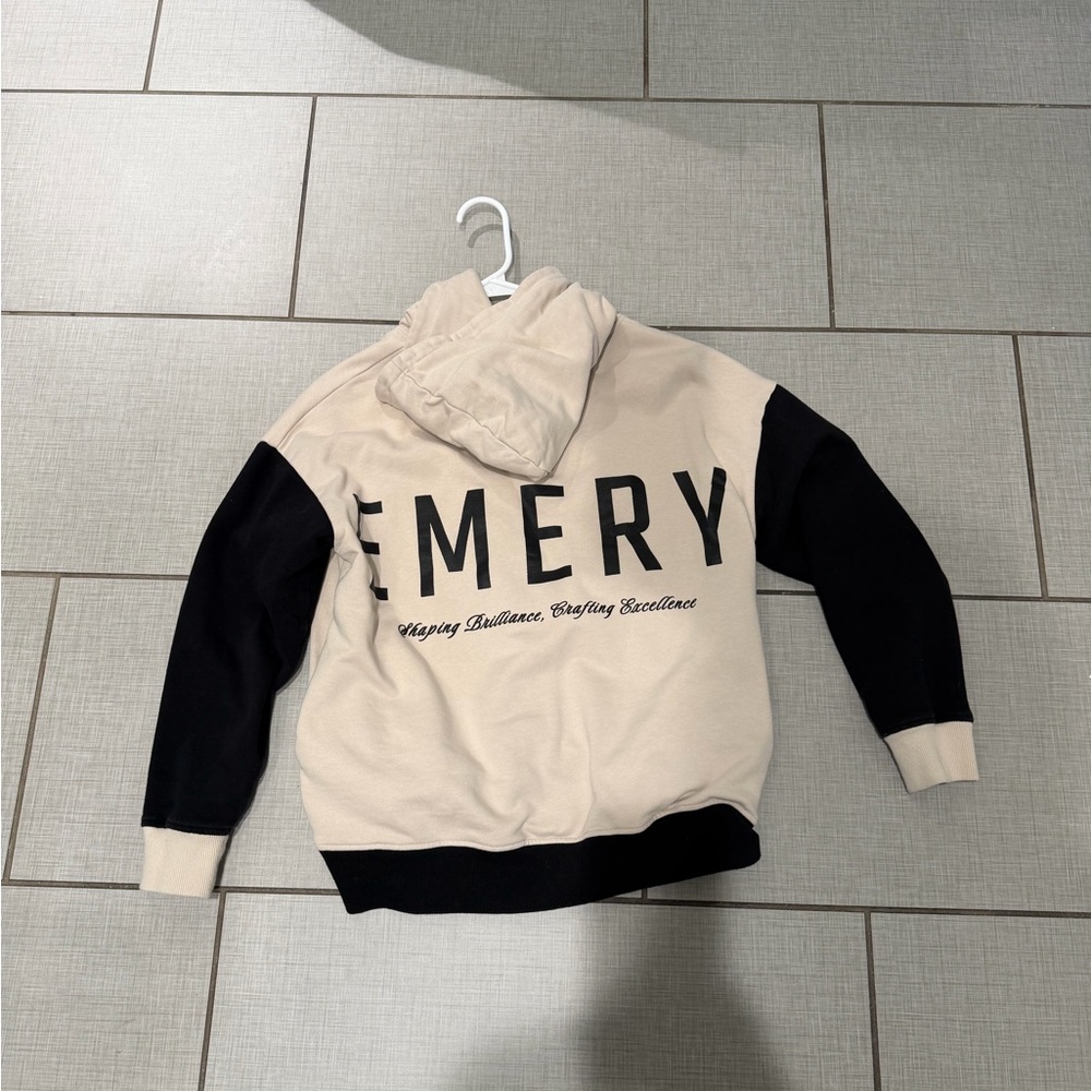 Emery hoodie men’s size xs 
See photo for flaw